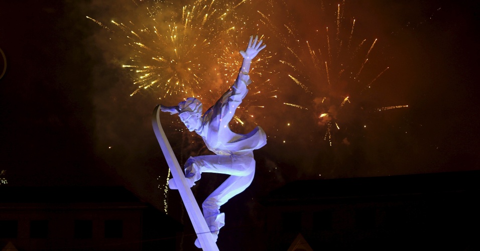 31.jul.2015 - Fogos de artifício estouram atrás de escultura durante celebração da escolha da cidade de Pequim, na China, para sediar os jogos olímpicos de inverno 2022