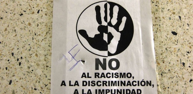 Cartaz colocado na Unesp contra o racismo teve uma suástica grafada - Reprodução