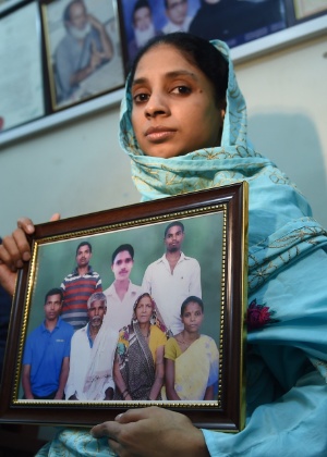 Geeta mostra a foto de sua possível família - Rizwan Tabassaum/AFP