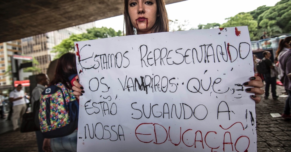 29.out.2015 - Estudantes, professores e centrais sindicais protestam contra o governador Geraldo Alckmin (PSDB) e a reforma escolar na rede estadual, que fechará 94 escolas, no vão livre do Masp (Museu de Arte de São Paulo), na Avenida Paulista, em São Paulo, nesta quinta- feira (29)