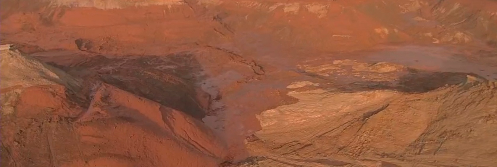 5.nov.2015 - A barragem da mineradora Samarco Fundão, no subdistrito de Bento Rodrigues, distrito de Santa Rita Durão, em Mariana (MG), 115 Km de Belo Horizonte, rompeu por volta de 16h30 desta quinta-feira (5). De acordo com o Corpo de Bombeiros, pelo menos dez pessoas estão desaparecidas. Existe a possibilidade de que algumas pessoas tenham ficado ilhadas e outras sido soterradas - Reprodução/Globo News