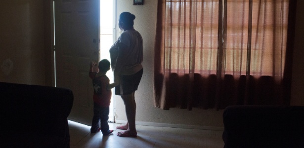 16.out.2015 - Angel Lopez, 5, e sua mãe, Elizabeth, dentro de sua casa em Brownsville, no Texas - Kristen Luce/The New York Times