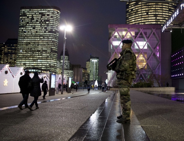 Soldado francês patrullha o bairro financeiro La Défense, em Paris - Kenzo Tribouillard/AFP Photo