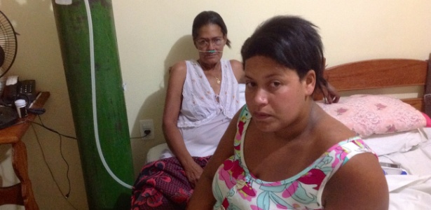 Raiane Oliveira e a mãe, Ana Lúcia, em quarto de hotel na cidade de Maruana (MG). A casa delas foi destruída no subdistrito de Paracatu - Carlos Eduardo Cherem/UOL