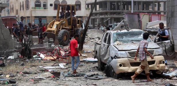 Iemenitas inspecionam local de atentado reivindicado pelo Estado Islâmico em Áden - Saleh Al-Obeidi/ AFP