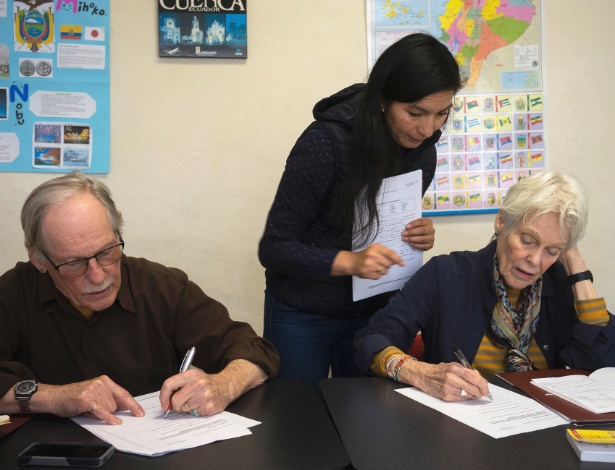 Casal de idosos norte-americano estudam espanhol em Cuenca, no Equador - Cristobal Corral/The New York Times