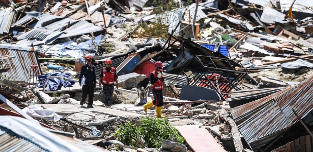 5.out.2018 - Socorristas buscam vítimas sob escombros em Palu, na Indonésia - Mohd Rasfan/AFP Photo