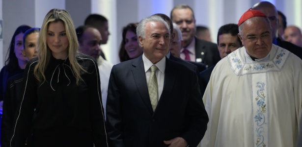 12.out.2018 - Presidente Michel Temer, a primeira-dama, Marcela Temer, e o arcebispo do Rio de Janeiro, Dom Orani João Tempesta, durante missa no Rio