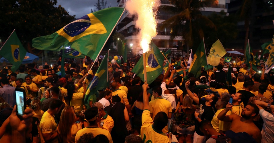 28.out.2018 Apoiadores do presidente eleito Jair Bolsonaro celebram vitória nas urnas nas ruas do Rio de Janeiro