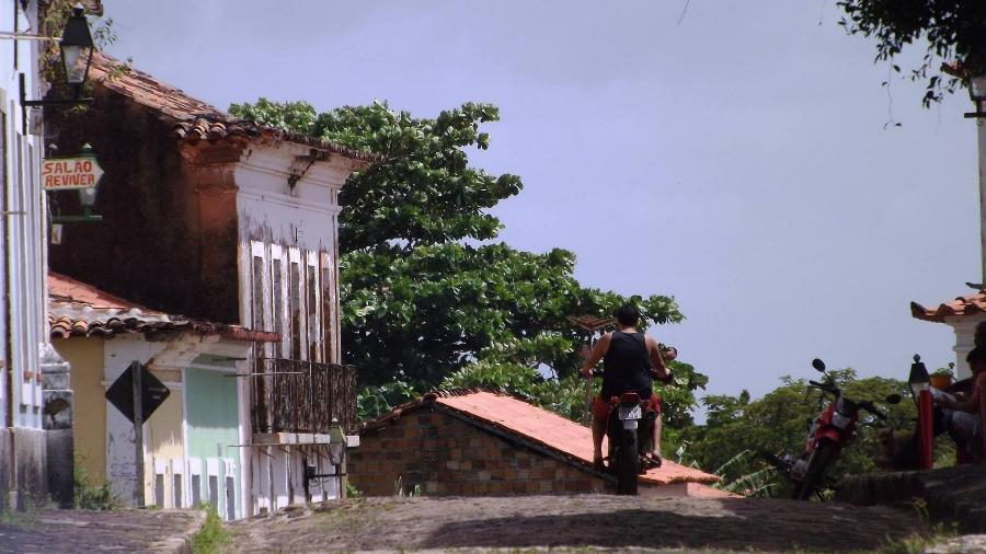Morador circula de moto por rua do município de Alcântara, no Maranhão - Reprodução/Facebook - Prefeitura de Alcântara