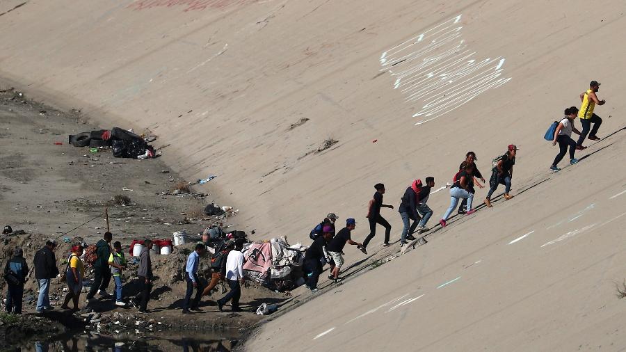 26.nov.18 - Imigrantes tentam chegar à fronteira entre México e EUA - Hannah McKay/Reuters