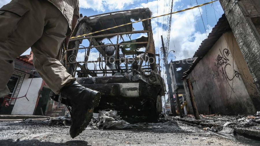 3.jan.2019 - ônibus incendiado no Ceará após série de ataques desde a noite de quarta-feira (2) - NATINHO RODRIGUES