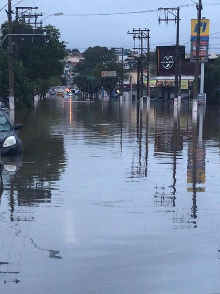 Mãe e filhos esperaram água baixar 20 horas dentro do carro em São Bernardo (SP) - Arquivo pessoal