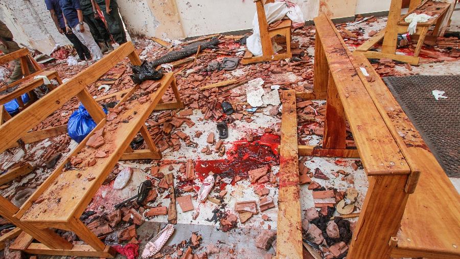 Destruição, sapatos largados e manchas de sangue no chão de igreja atacada em Negombo, no Sri Lanka - Reuters