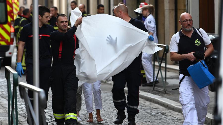 24.maio.2019 - Bombeiros resgatam vítima da explosão de um pacote bomba em Lyon, na França - AFP