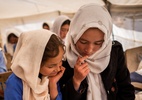 Sem eletricidade, escola afegã tem alto índice de aprovação de meninas na faculdade (Foto: Jim Huylebroek/The New York Times)