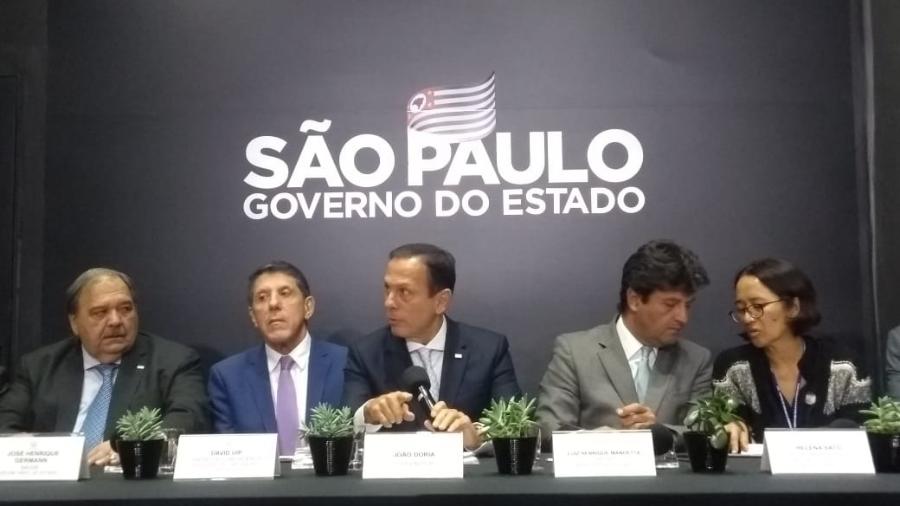 O governador João Doria, ao centro, participa de coletiva de imprensa ao lado do ministro da Saúde, Luiz Henrique Mandetta - Alex Tajra/UOL