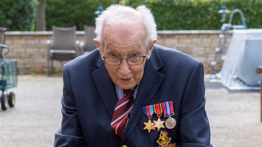 Tom Moore, militar britânico de 100 anos, arrecada dinheiro para sistema de saúde do país com campanha na internet e caminhadas - JustGiving.com