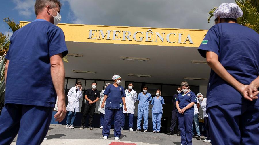 Profissionais de saúde em hospital de Ilhabela (SP); cidade decidiu transferir casos leves para hospital de campanha - Roosevelt Cassio