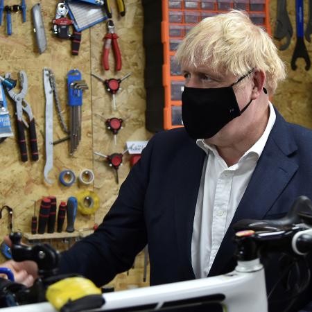 Premiê britânico, Boris Johnson, visita oficina de bicicleta em Beeston - 