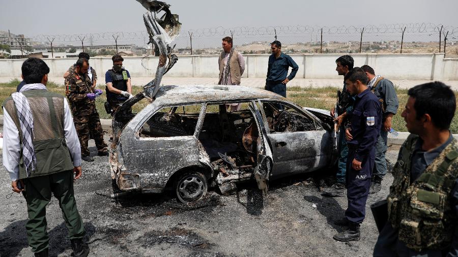 Oficiais inspecionam veículo atingido por um foguete em Cabul, no Afeganistão - Mohammad Ismail/Reuters