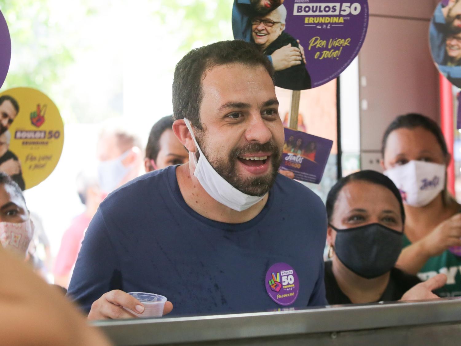 30. set. 2020 - Guilherme Boulos (Psol) visita o Largo 13 de Maio, em Santo Amaro, na zona sul de São Paulo - Fábio Vieira/Fotorua/Estadão Conteúdo