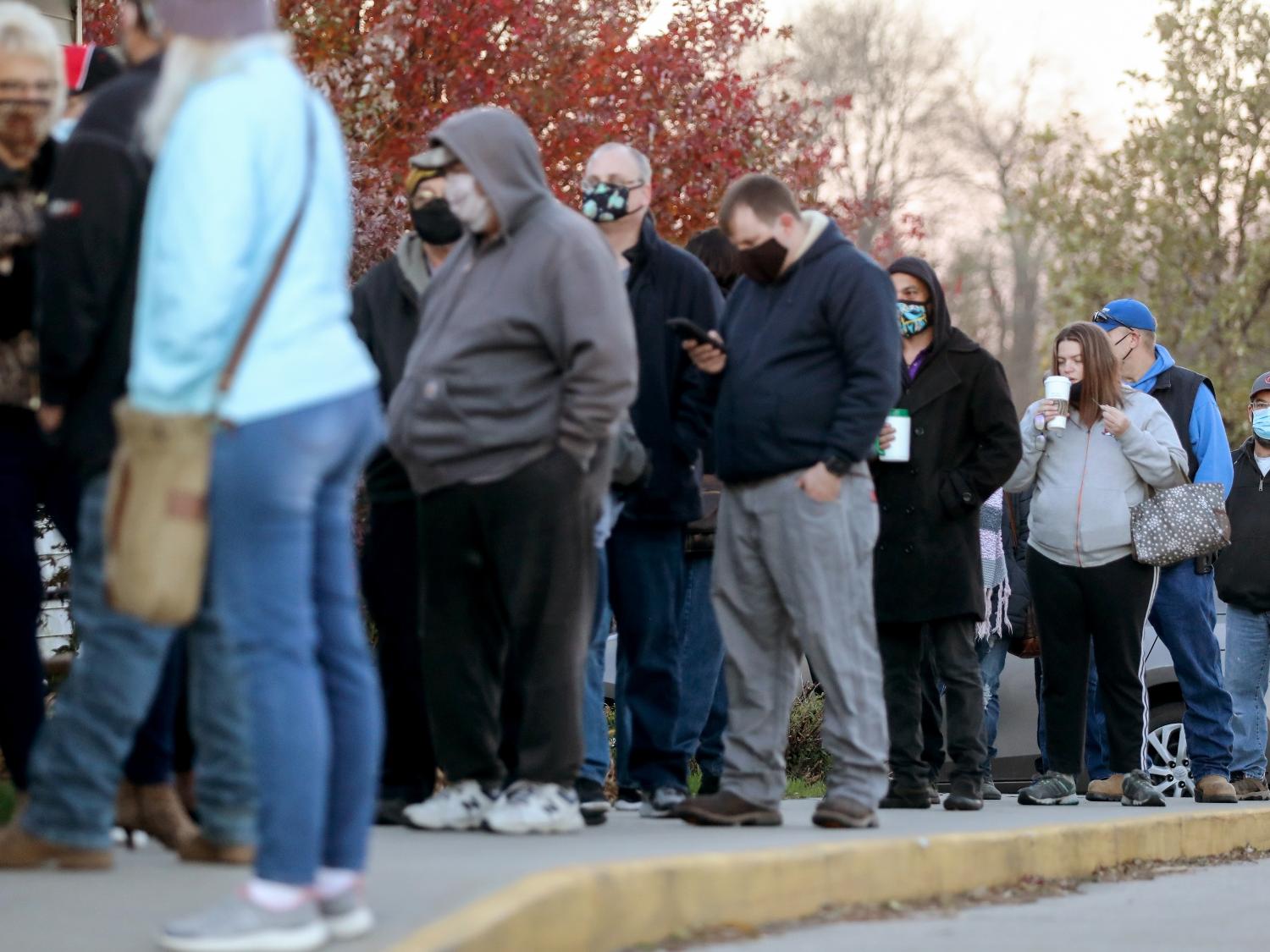 03 nov. 2020 - Eleitores fazem fila para votar na Igreja Metodista Bloomfield United, em Des Moines, Iowa, EUA - Mario Tama/Getty Images