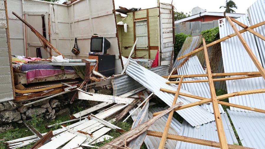 Casa fica destruída após passagem do furacão Elsa, em Barbados - REUTERS/Nigel Browne