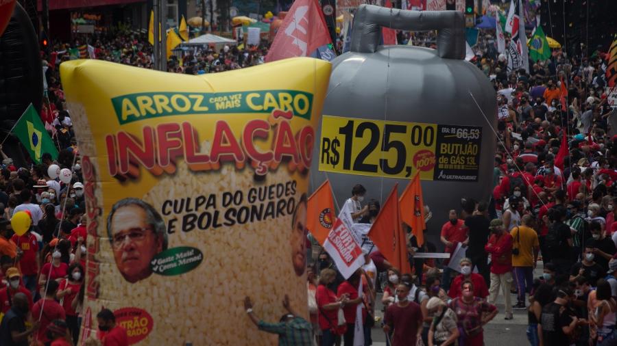 Pacote de arroz com foto de Guedes e botijão, com preço, em manifestação contra Bolsonaro - 2.out.2021 - Mathilde Missioneiro/Folhapress
