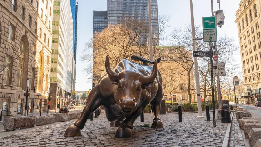 Apesar da queda no último pregão do ano, índice S&P 500 subiu 27% em 2021, Dow somou 18,73% no ano e o Nasdaq ganhou 21,4% - Alex Potemkin/Getty Images