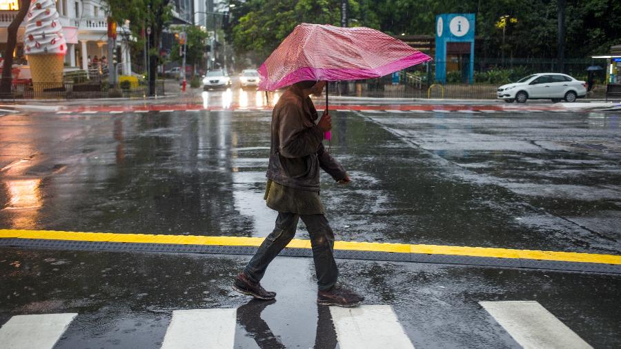 31.dez.2021 - Motoristas, ciclistas e pedestres enfrentam chuva forte na Avenida Paulista, no centro da capital paulista - Tiago Queiroz/Estadão Conteúdo