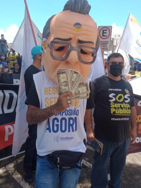 18.jan.2022 - O ministro da Economia, Paulo Guedes, foi alvo de críticas em protesto de servidores por aumento salarial, em Brasília - Weudson Ribeiro/UOL