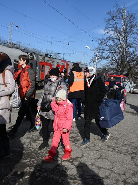 Pessoas evacuadas de regiões controladas por separatistas no leste da Ucrânia embarcam em trem em Taganrov (Rússia) - Sergey Pivovarov/Reuters