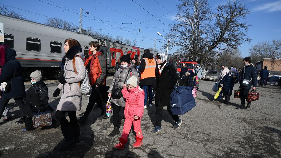 Pessoas evacuadas de regiões controladas por separatistas no leste da Ucrânia embarcam em trem em Taganrov (Rússia) - Sergey Pivovarov/Reuters