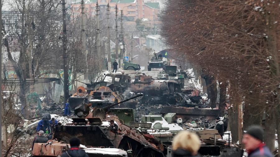 Imagem mostra veículos militares destruídos em uma rua de Bucha, nos arredores de Kiev - REUTERS