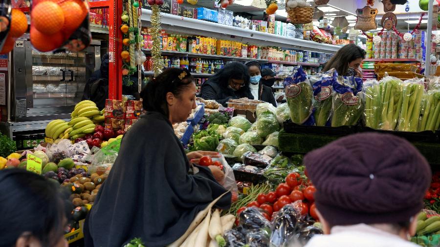 Pessoas fazem compras em supermercado de Londres, no Reino Unido - Kevin Coombs/Reuters