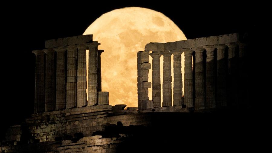 Superlua de Morango se esconde atrás de Templo de Posseidon, próximo a Atenas, na Grécia - Alkis Konstantinidis/Reuters