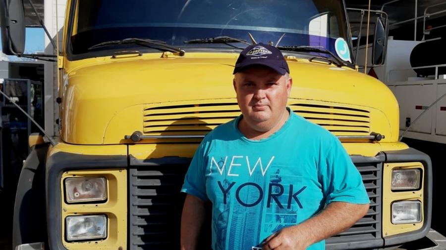 Carlos de Martim, caminhoneiro há mais de 20 anos, luta para conseguir abastecer o tanque e levar dinheiro para casa - Felipe de Souza/UOL