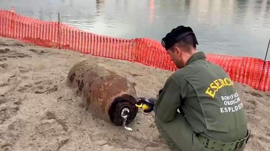 Bomba continha 240 kgs de explosivos e só ficou visível por causa da seca do rio Pó, na Itália - Reprodução/Twitter