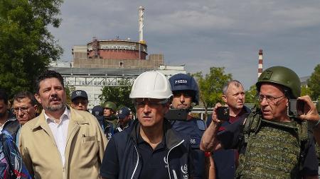 Nuclear inspectors in front of the power plant - EPA - EPA