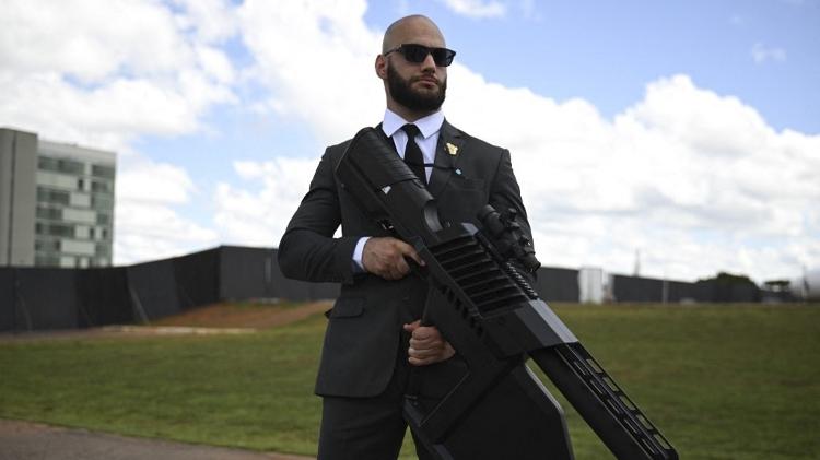 Agente da Polícia Federal anda com arma anti-drone antes da cerimônia de posse do presidente Lula em Brasília Agente da Polícia Federal anda com arma anti-drone antes da cerimônia de posse do presidente Lula em Brasília