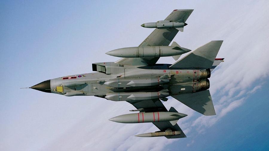 Aeronave transportando dois mísseis Storm Shadow sob a fuselagem - Ministério da Defesa do Reino Unido