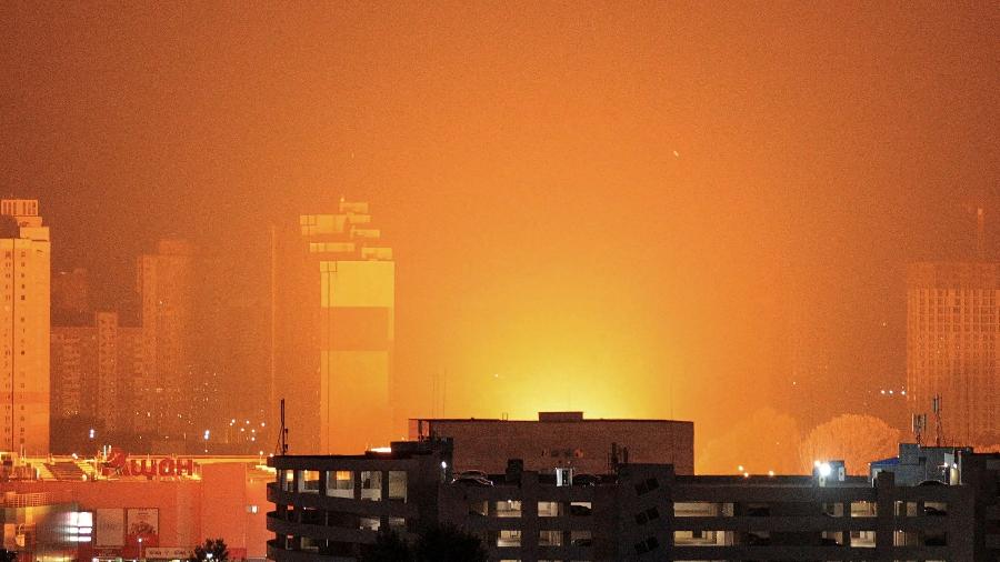 Um flash da explosão de um míssil ilumina a cidade durante um ataque de míssil russo, em meio ao ataque da Rússia à Ucrânia, em Kiev, Ucrânia, 30 de agosto de 2023