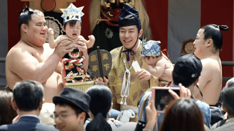 Ritual 'Baby-cry Sumo' é tradição no Japão