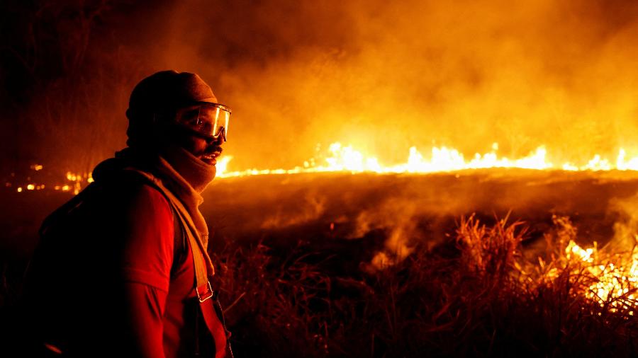 Bombeiros tentam conter incêndio florestal em Canta, Roraima