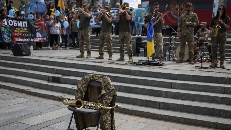 Protesto em Kiev, na Ucrânia, pede que o governo exija a libertação de músicos militares da Marinha, que são prisioneiros de guerra