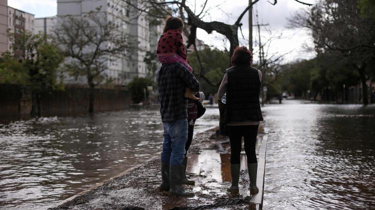 Avenida inundada em Porto Alegre (RS)
