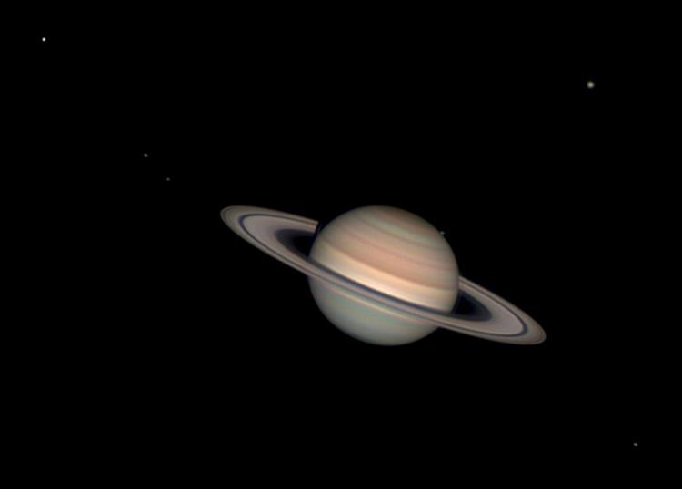 'Saturno com seis luas'