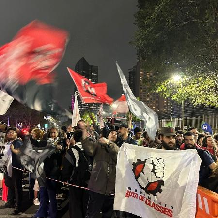 Militantes de Ricardo Senese (UP) protestam após candidato não ser convidado para debate