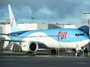 Comissária de bordo cai de avião em aeroporto no Reino Unido